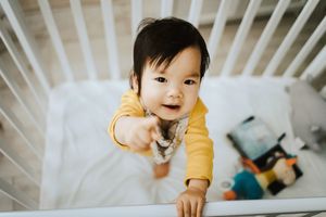 婴儿站在婴儿床上