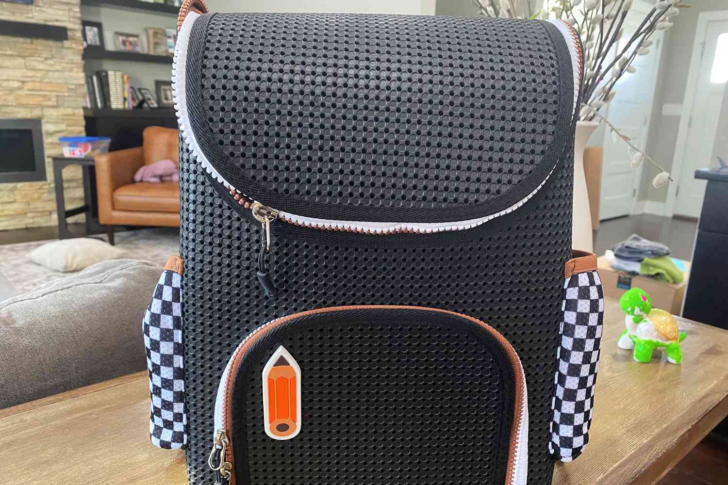 光+九方格起动器英航ckpack displayed on table