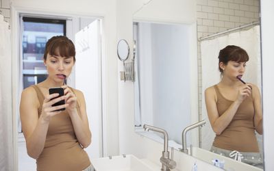 一个女人在浴室里用电话