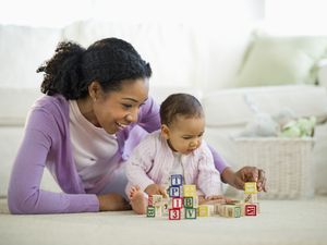 女人在和孩子鬼混