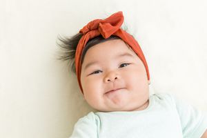 宝宝戴着蝴蝶结