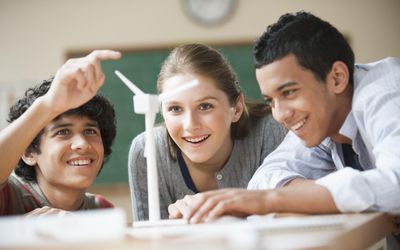 十几岁的学生在教室里看风车模型