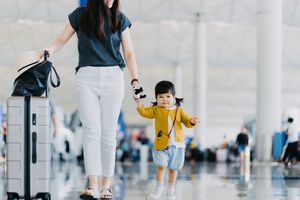 和一个小女孩一起