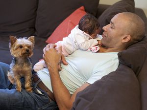 孩子在他的怀里有个孩子