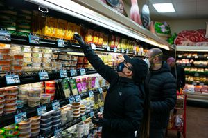 新冠肺炎期间的杂货店购物