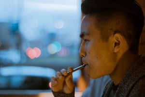 吸电子烟的人