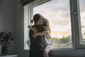 妈妈和孩子拥抱