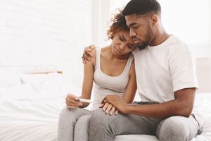 压力很大的夫妇在看验孕棒华体会体育官方人口