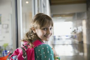 一个女孩进入学校的大楼。
