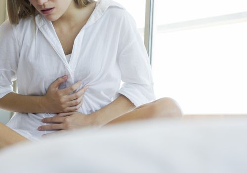 女性腹部疼痛，剪短
