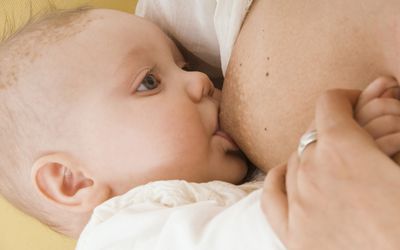 一个婴儿母乳喂养