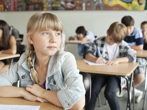 学生们在课堂上学习：皮特·巴斯和一个自由的人的投资