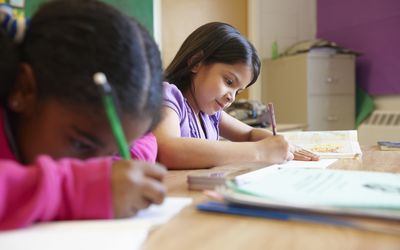 学生们在教室里考试