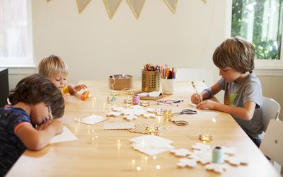 兄弟姐妹在餐桌上制作工艺品