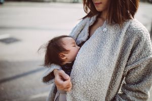 杨医生在婴儿的婴儿身上给她妈妈