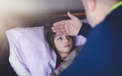 孩子卧病在床。