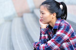 悲伤的大学生