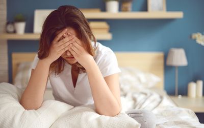 卧室里不开心的女孩