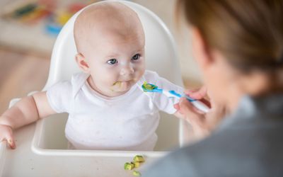 面目全非的妈妈用勺子喂宝宝