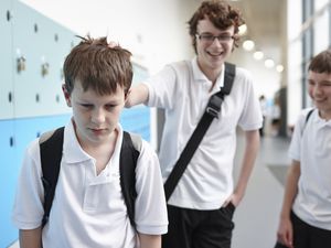 一个同学在学校里的同学笑