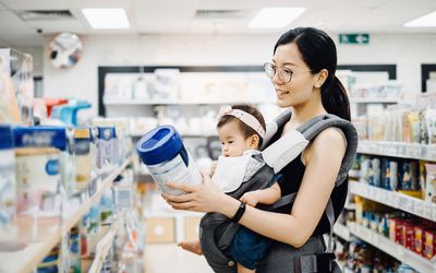 mom and baby shopping for formula