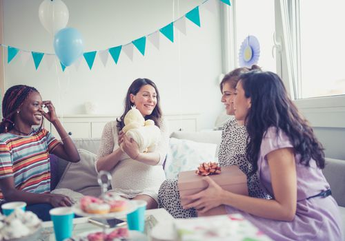 四个女人在迎婴派对上庆祝