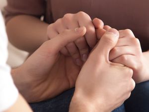 特写的全景图片白种夫妇在爱牵着手