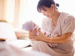 妈妈在医院里的孩子