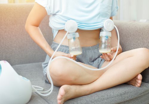 使用电动吸奶器的女性