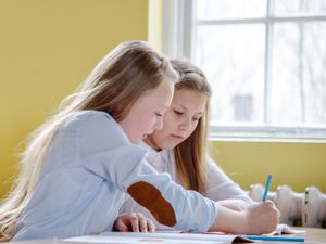 女学生在帮助她的朋友