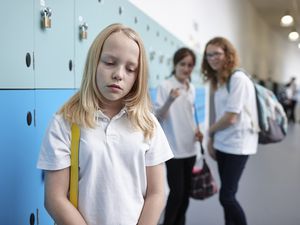 女孩在学校里欺负