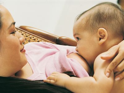 妇女母乳喂养ing her son