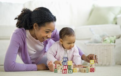 女人在和孩子鬼混