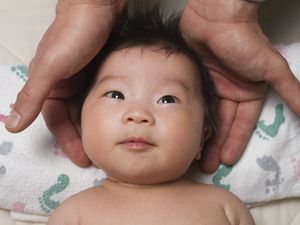 新生儿在某人的手中