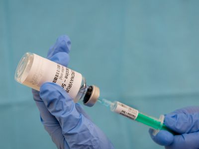 医生提取冠状病毒疫苗