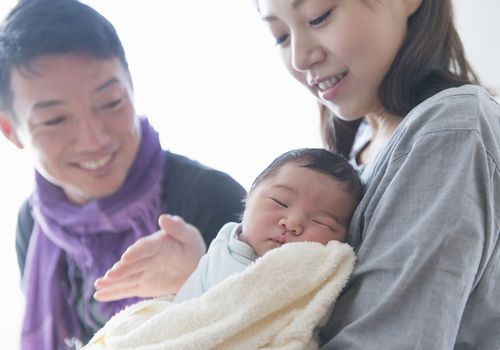 一对夫妇和他们的新生儿