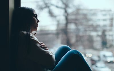 窗户里伤心的女孩