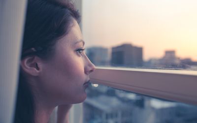 一个女人看着窗外