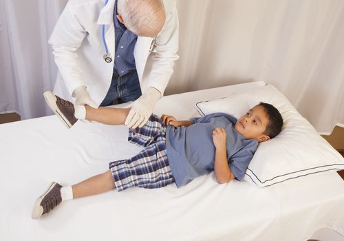 男孩检查腿