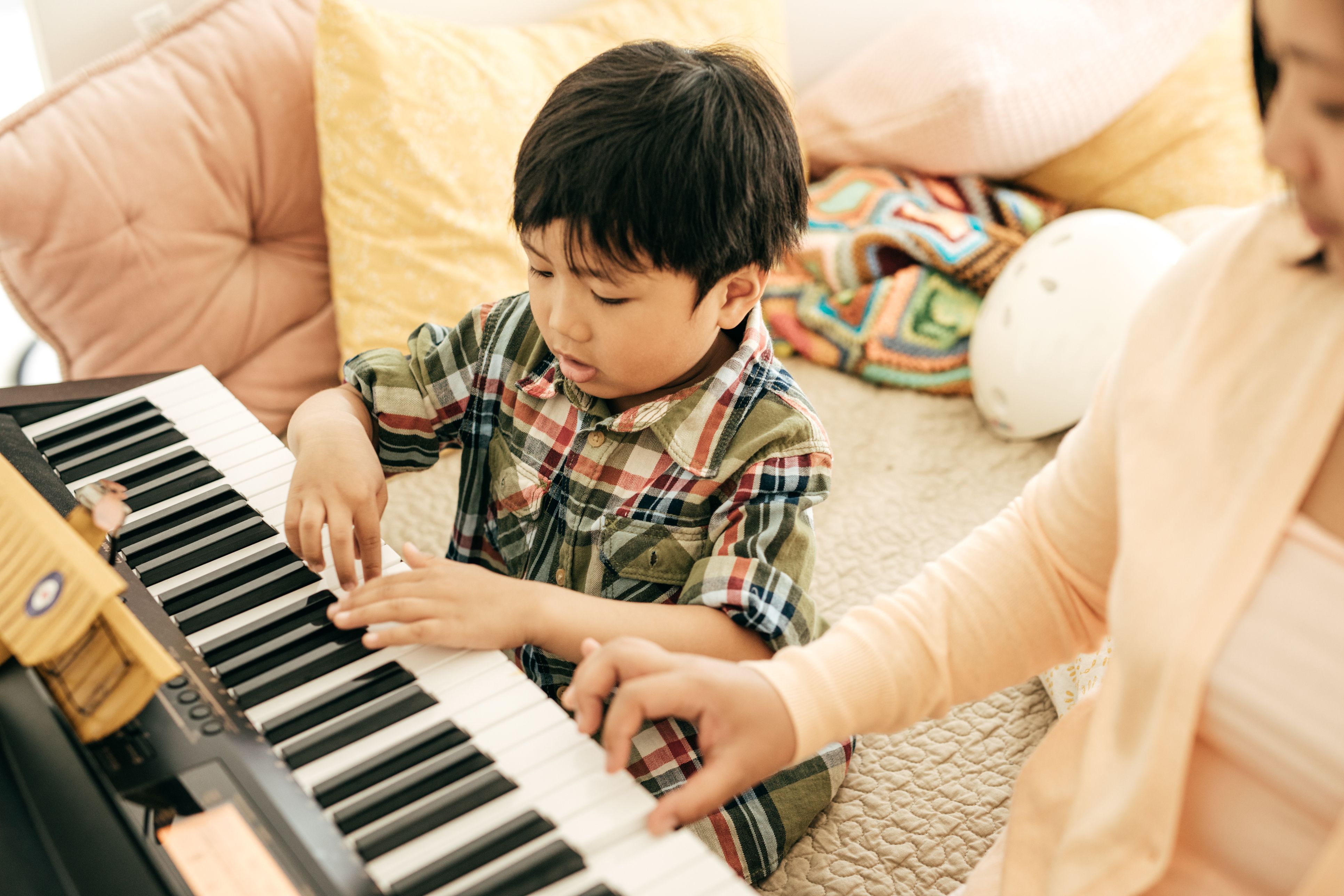 母亲和孩子在键盘上演奏