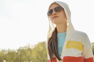一个十几岁的小女孩走在海滩上