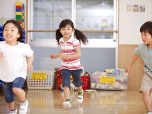 三个孩子在操场上