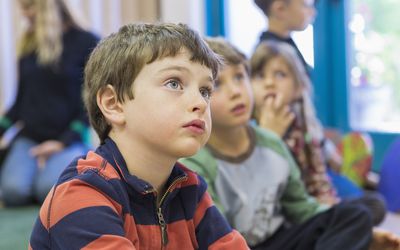 学校教室里的孩子们在听