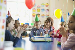 老师和幼儿园在庆祝生日
