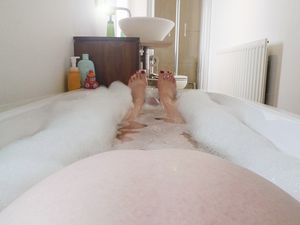 浴缸里的孕妇