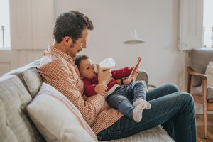 父亲用婴儿的婴儿避孕药为婴儿的血液