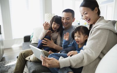 家人向iPad挥手