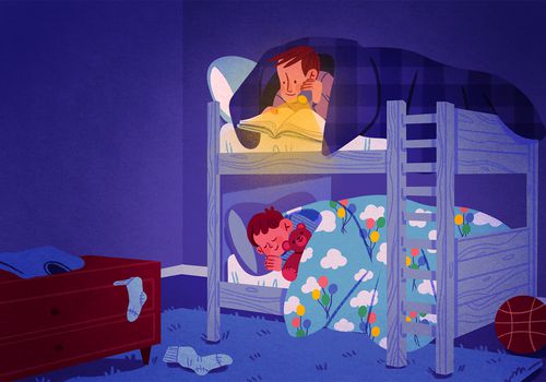 孩子们睡在双层床上，一个醒着拿着手电筒看书，另一个在下铺抱着泰迪熊睡觉(当你的孩子同住一个房间时，如何处理睡觉时间)