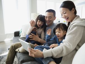 家人向iPad挥手