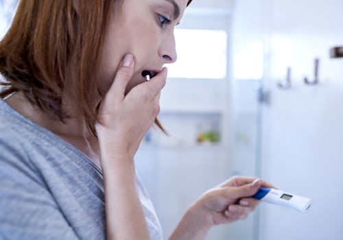 害怕的女人看着验孕棒华体会体育官方人口
